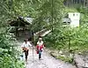 Pilgerinnen wandern&nbsp;dem&nbsp;Wallfahrtsort&nbsp;zu