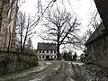 Drei Gedenkbäume an der Kirche