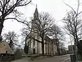 Gedenkbäume mit Kirche
