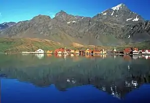 Blick von der King Edward Cove auf Grytviken, im Hintergrund: Orca Peak (Mitte) und Mount Hodges (rechts)