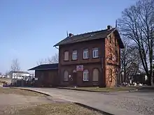 … weist der ehemalige Bahnhof Gera-Leumnitz von 1901 wie alle anderen Zwischenstationen der einstigen Gera-Meuselwitz-Wuitzer Eisenbahn an ihrer exponierten Giebelseite über alle Geschosse Fensteröffnungen auf.