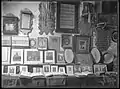 Gerahmte Foto­sammlung und historische Bücher