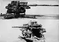 Die Standardwaffe der Marinehelfer, die 10,5-cm-Flak 38