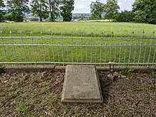 Begräbnis- und Gedenkort mit Umzäunung