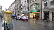 Das Eingangstor zur Thiereckstraße rechts neben dem Schuhgeschäft Deichmann in der Kaufingerstraße 8