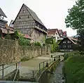 Zehntscheuern und rekonstruierte Stadtmauer am Waldbach