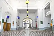 Aufnahms­ge­bäu­de der Sta­tion Gerst­hof mit dem ty­pi­schen schwarz-weiß ge­flies­ten Bo­den­be­lag aller Otto-Wag­ner-Sta­tio­nen