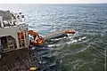 Mehrzweckschiff Neuwerk: Sweepinarme ausgefahren und in Aktion (für Ölaufnahme) 2016