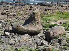 Dazwischen ein ausgewaschener Felsen