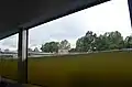 Blick durch die Fenster in das Wasser der Lahn