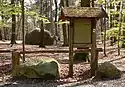 Infotafel archäologischer Wanderpfad, dahinter der Giebichenstein