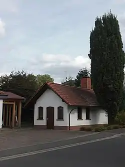Backhaus von Nordwesten mit der Säuleneiche