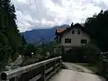 Der Gießenbach bei Oberau. Rechts ein ehemaliges Turbinenhaus.