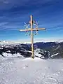 Gipfelkreuz 60&nbsp;m nordöstlich des Gipfels auf ca. 2107&nbsp;m&nbsp;ü.&nbsp;A.