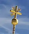 Das beschädigte neue Kreuz: Unten rechts fehlen die Strahlen (Oktober 2017)