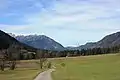 Reißkofel (links), Sattelnock (links der Mitte) und Scharnik (rechts hinten) vom Gitschtal aus