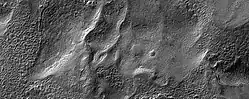 Nahansicht von Eisströmen im Krater Cruls. Aufnahme durch HiRISE, Mars Reconnaissance Orbiter