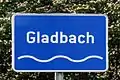 Hinweisschilder zeigen den Kanalverlauf des Gladbachs an