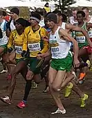 Rabah Aboud (rechts, weißes Trikot) – Rang sechzehn in 14:00,34&nbsp;min