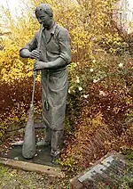 Glasmacherdenkmal von 1994 zum 250-jährigen Jubiläum der Orts- und Fabrikgründung