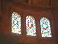 Beispiele der Fenster mit Glasmalerei: v.&nbsp;l.&nbsp;n.&nbsp;r. Brigida von Kildare, Columban von Iona, Sunniva von Selje