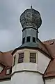 Helm mit kugelförmigem Abschluss auf dem Schalenturm „Flasche“