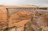 Die Glen-Canyon-Brücke mit Besucherzentrum (Nord-West-Ansicht)