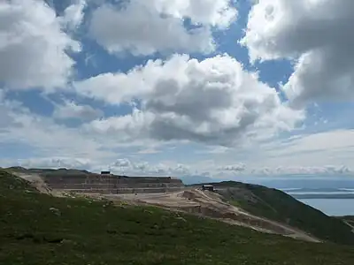 Blick auf den Steinbruch von Nordwest – dahinter Loch Linnhe mit Lismore