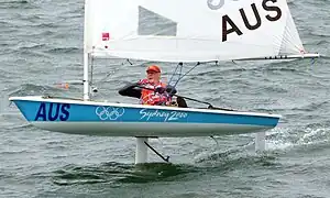 Segelboot, Typ Laser-Jolle mit Tragflächen.