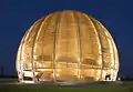 Globe of Science and Innovation in der Nacht