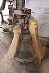 Ein Fehlguss der bei der Glockengießerei Cornille-Havard in Villedieu-les-Poêles (Frankreich) als Demonstrationsobjekt für eine Gussform dient