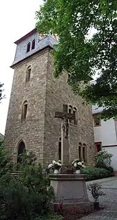 Glockenturm an der Simultankirche und spätbarockes Friedhofskreuz mit Korpus