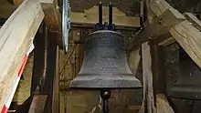 Im Mittelpunkt die zweitgrößte Glocke (Segensglocke), rechts daneben die größte Glocke (Marienglocke) und links die kleinste Glocke (Friedensglocke).
