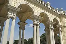 Doppelsäulen und Kapitel mit Bukranien vom Neugebäude, als Spolien bei der Schönbrunner Gloriette wiederverwendet