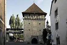 Das Tauferer Tor im Westen der Stadt. Im Hintergrund die Kirche St. Pankratius