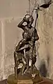 Figur auf dem Deckel des Taufsteins