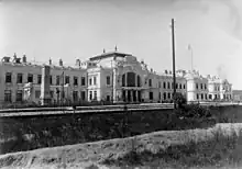 Der 1909 eröffnete neue Bahnhof, im Bild zwei Oberleitungsmasten