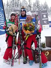 Julia Murray (links) mit Stanley Hayer (Mitte) und Ashleigh McIvor (rechts)