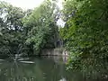 Schwanenteich am östlichen Stadtwall von Göttingen (Cheltenhampark), der vom Wasser des Reinsbrunnen gespeist wird (2013)