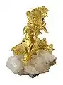 Gold auf Quarz, Fundort: Roșia Montană, Maße 4,3&nbsp;×&nbsp;2,7&nbsp;×&nbsp;1,3&nbsp;cm.