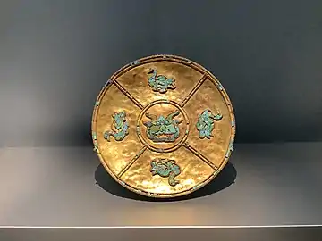 Ein Gold- und Türkisteller aus der tibetischen Yarlung-Dynastie (600–800 n. Chr.) in der Al-Thani-Sammlung