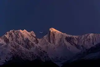 Spantik (Mitte) von Westen aus dem Hunza-Tal