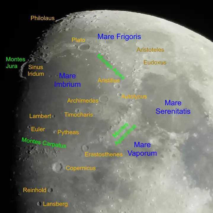 Mit beschrifteten Mondstrukturen in der sichtbaren Umgebung:Das Mare Imbirum mit dem Sinus Iridum ist von vier Gebirgen umrandet (grün, im Uhrzeigersinn von links oben): Montes Jura, Montes Alpes, Montes Apenninus, Montes CarpatusDie weiteren Krater (orangefarben) von oben nach unten: Philolaus, Aristoteles, Plato, Eudoxus, Aristillus, Autolycus, Archimedes, Timocharis, Lambert, Euler, Pytheas, Eratosthenes, Copernicus, Reinhold, LansbergDie drei großen zum Mare Imbrium benachbarten Meere (blau): Mare Frigoris, Mare Serenitatis, Mare Vaporum