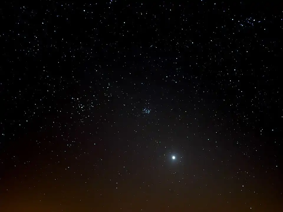 Der Planet Venus im Kegel des Zodiakallichts 8 Bogengrad über dem westlichen Horizont am 23. März 2020 bei einer nördlichen ekliptikalen Breite von 3,8 Bogengrad und einer scheinbaren Helligkeit von -4,2m. Dieser Zeitpunkt war elf Tage vor dem Erreichen des Goldenen Tors der Ekliptik mit den Plejaden am 3. April 2020.