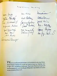 Zum Bundesparteitag der SPD 1973 signierten Willy Brandt und der SPD-Parteivorstand