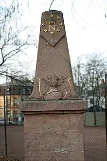 Obelisk als Abschluss des Napoleonsteins in Gonsenheim mit vergoldetem N für Napoleon, aufsitzender Kaiserkrone und acht gleichmäßig das N umgebende Empire Sterne