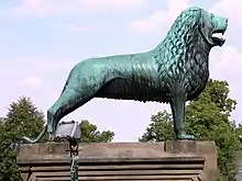 Goslar:Eine der zwei Kopien des Löwen aus dem Jahre 1900 vor der Kaiserpfalz.
