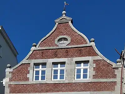 Giebel der Straßenansicht