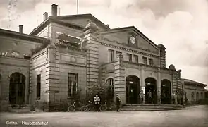 Der Bahnhof mit dem Eingangsbereich (nach 1907)