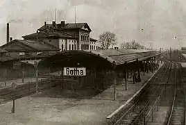 Der Bahnhof mit den Bahngleisen (um 1900)
